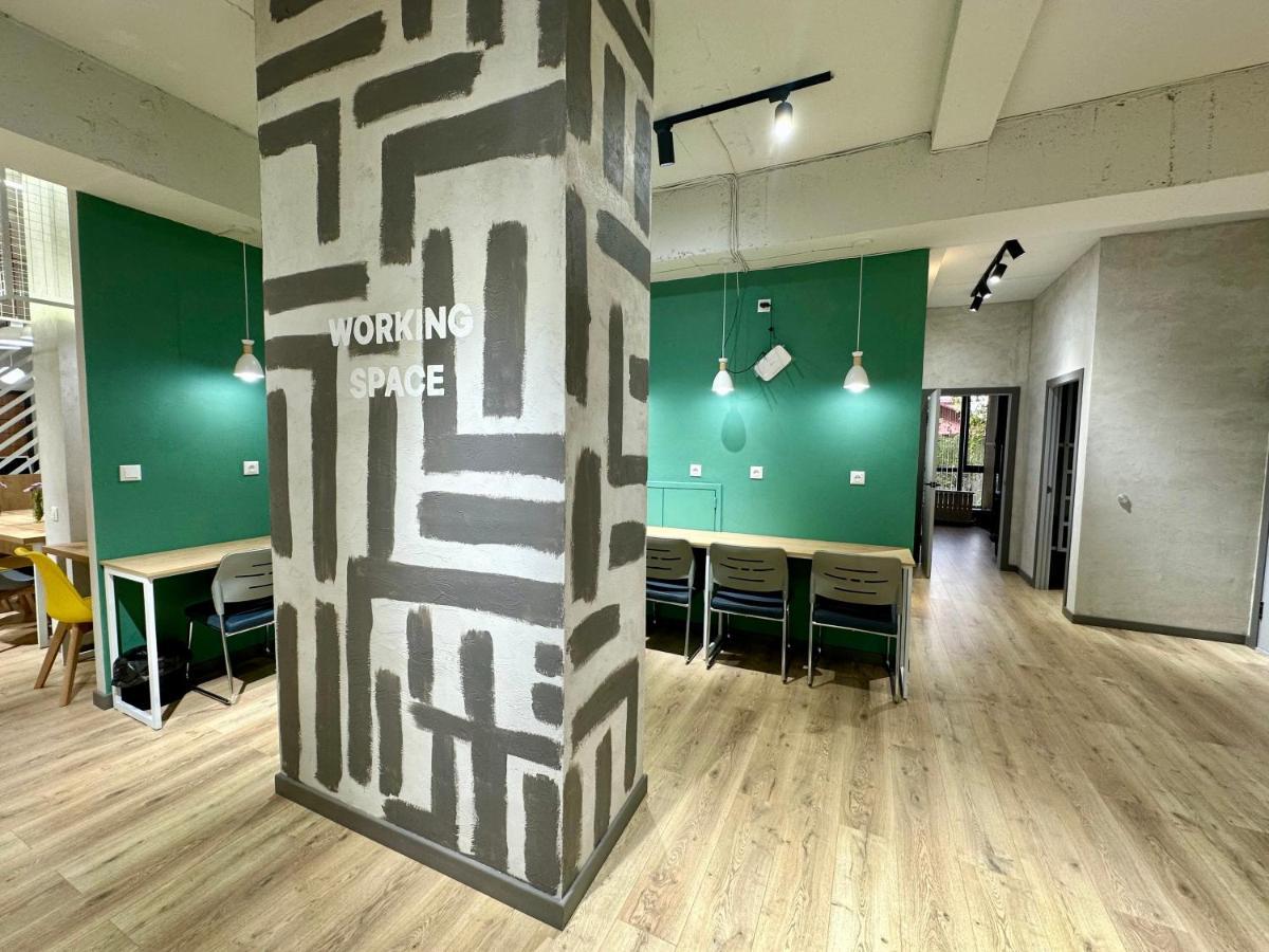 Izzzi Hostel Biszkek Zewnętrze zdjęcie